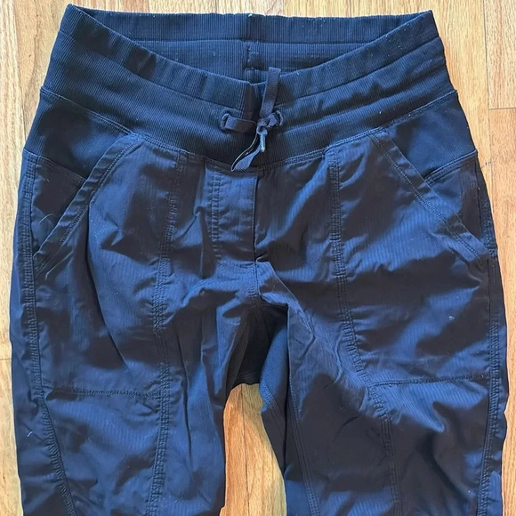 Lululemon sz 4 black track pants 26” inseam pockets great pre owned condition - Picture 2 of 8